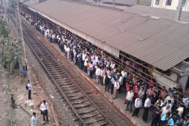 Here's everything you need to ride the Mumbai Local train | Vacation101